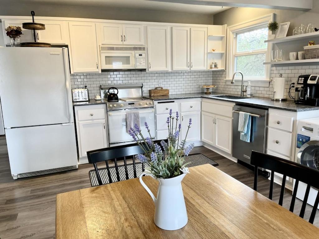 Modern 2 Bedroom Farmhouse Cottage With Hot Tub In Snohomish Exterior photo
