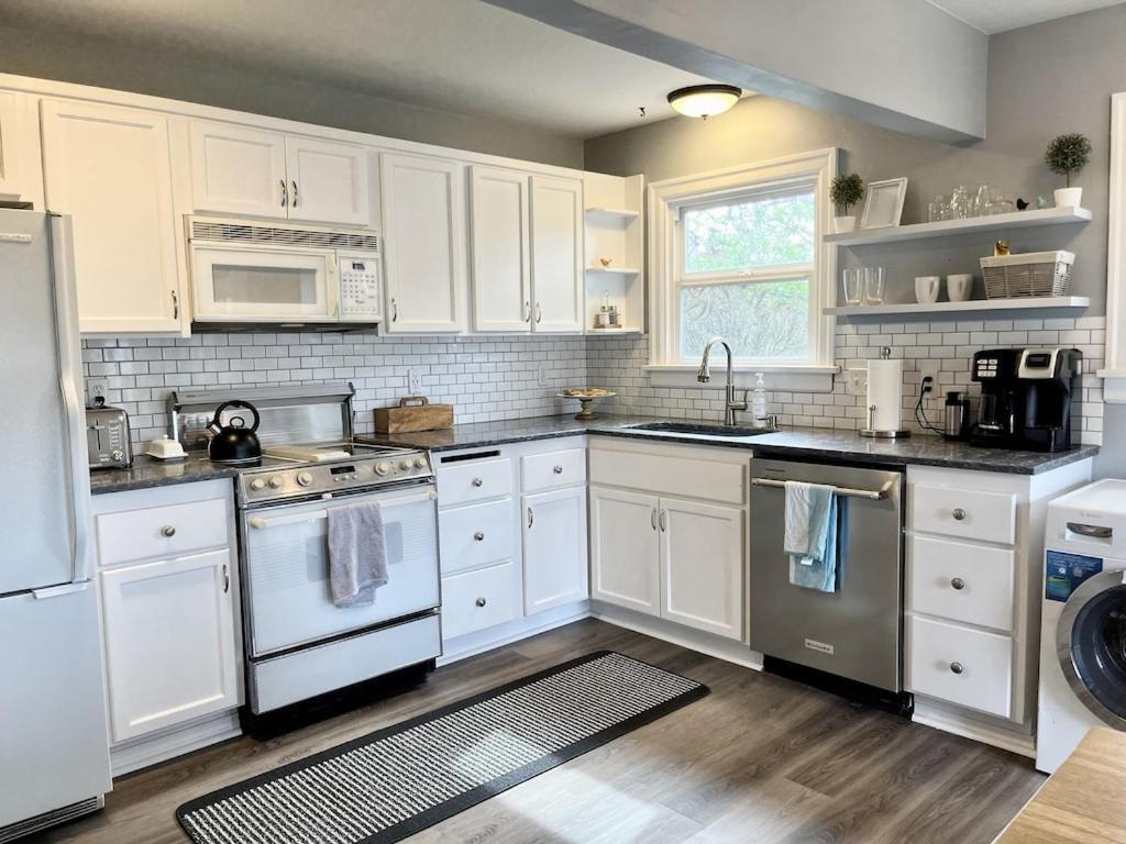 Modern 2 Bedroom Farmhouse Cottage With Hot Tub In Snohomish Exterior photo