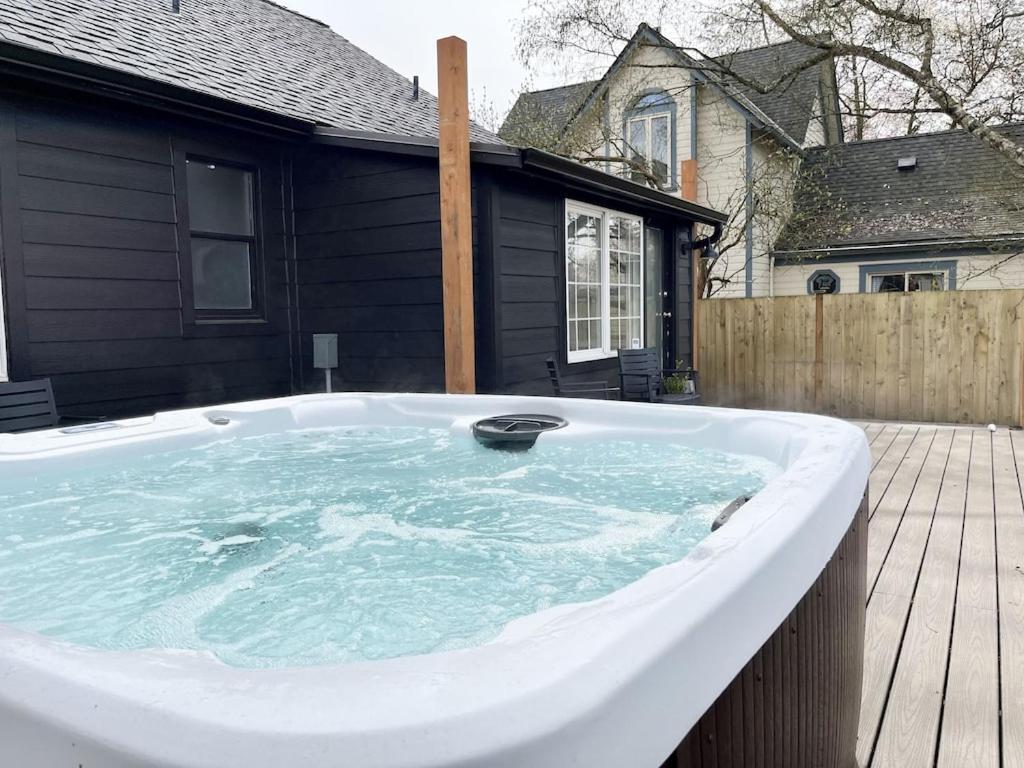 Modern 2 Bedroom Farmhouse Cottage With Hot Tub In Snohomish Exterior photo