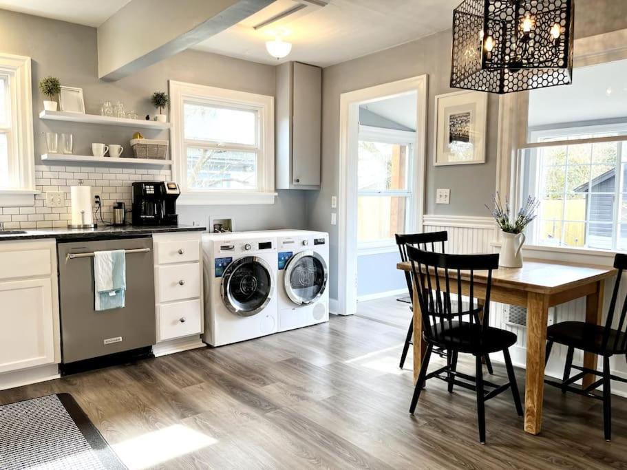 Modern 2 Bedroom Farmhouse Cottage With Hot Tub In Snohomish Exterior photo